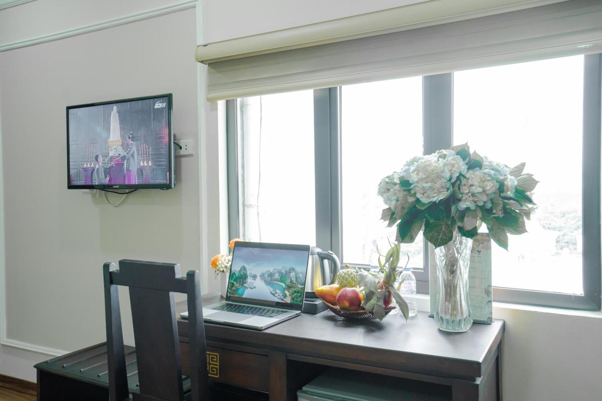Ha Noi Lake View Hotel & Travel ハノイ市 エクステリア 写真